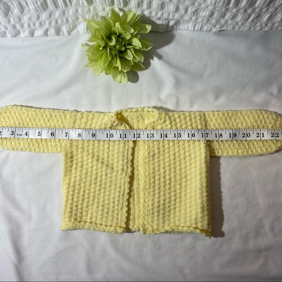 Vintage Yellow Baby Sweater 0-6 Months EUC No Picks Boy or Girl - Picture 2 of 4
